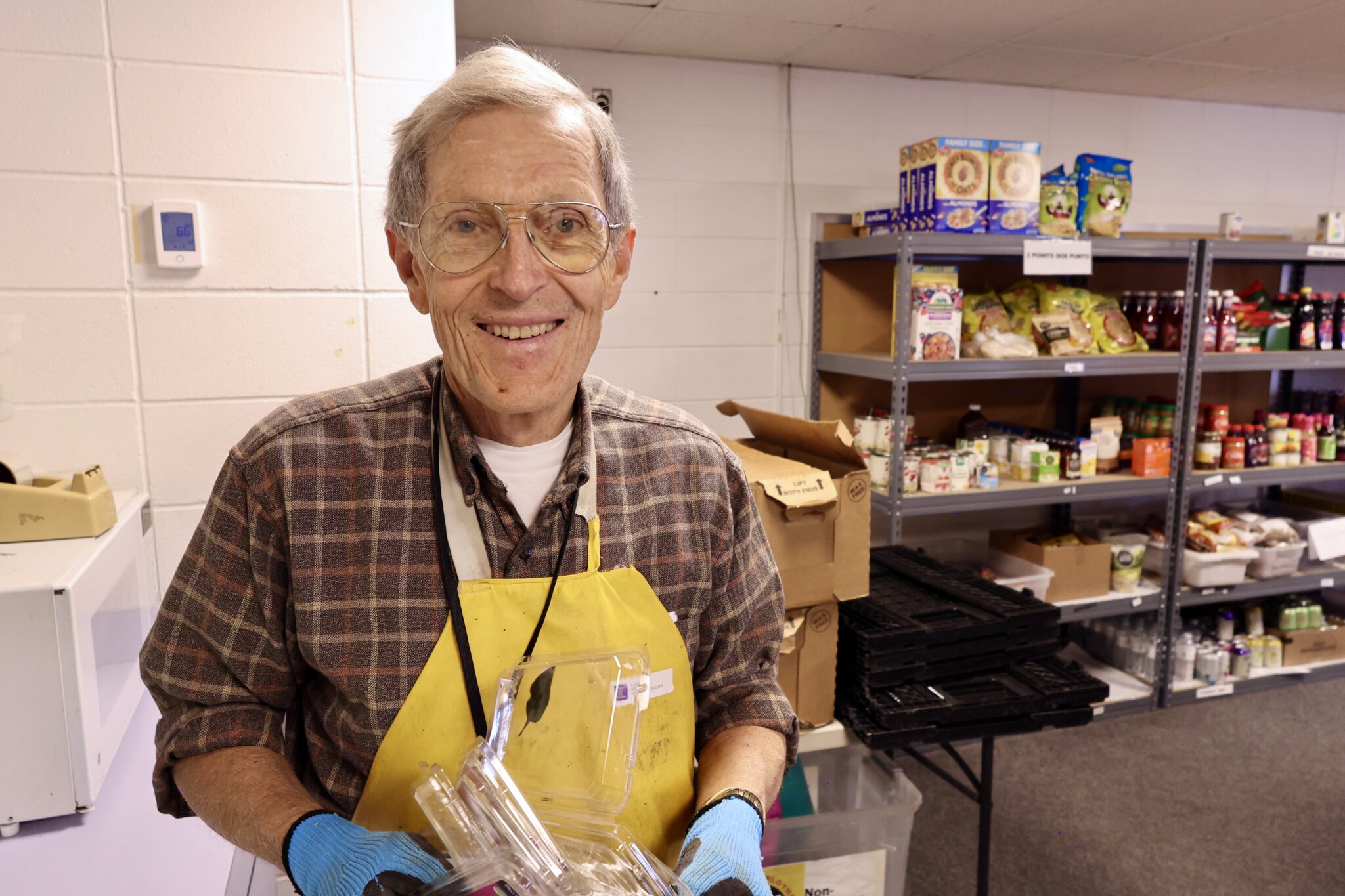 Image of volunteer assisting in food bank